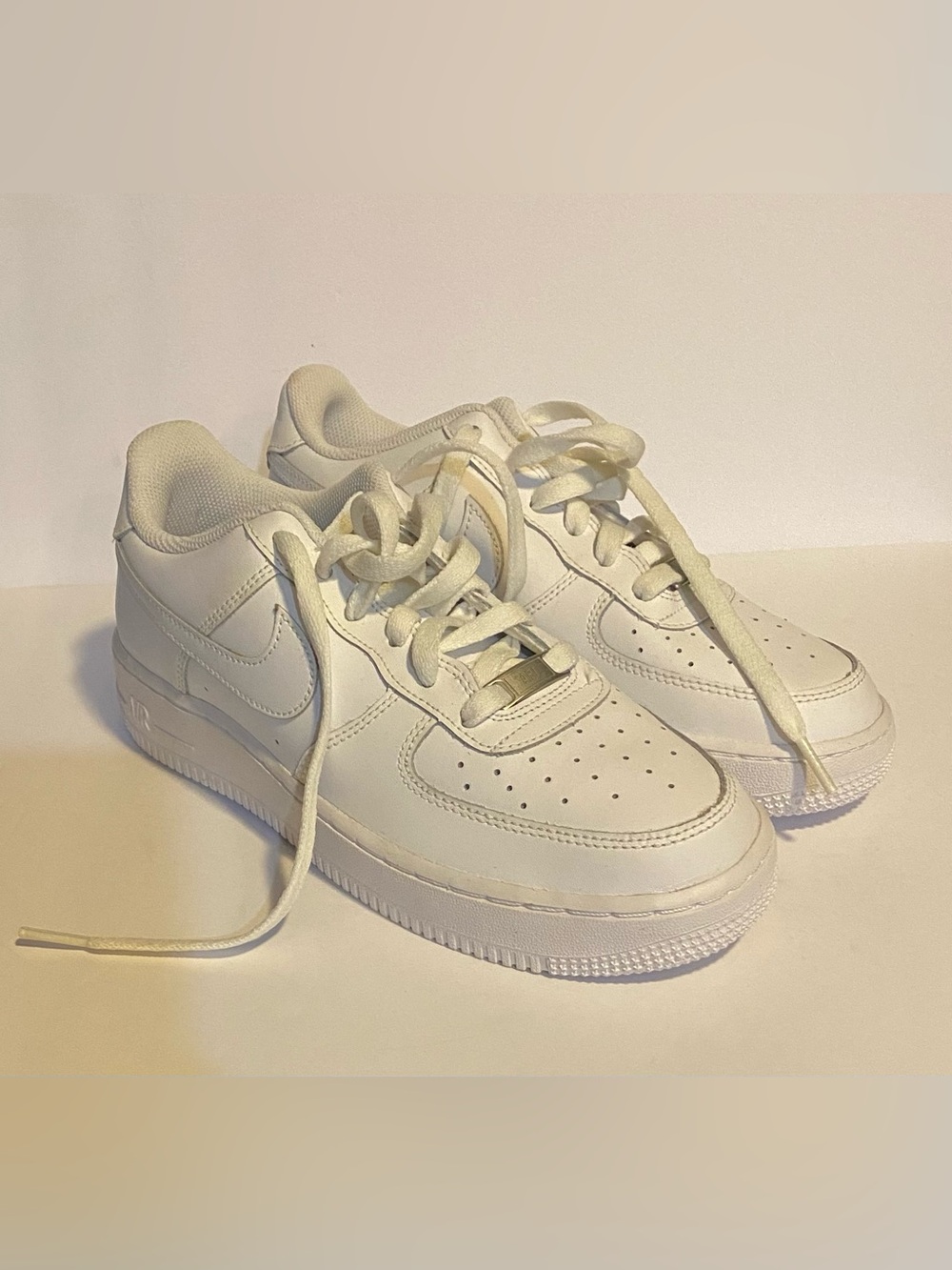 NWOT Nike Air White Force 1 Low-Top Sneakers with Classic Swoosh Y DH2920-1